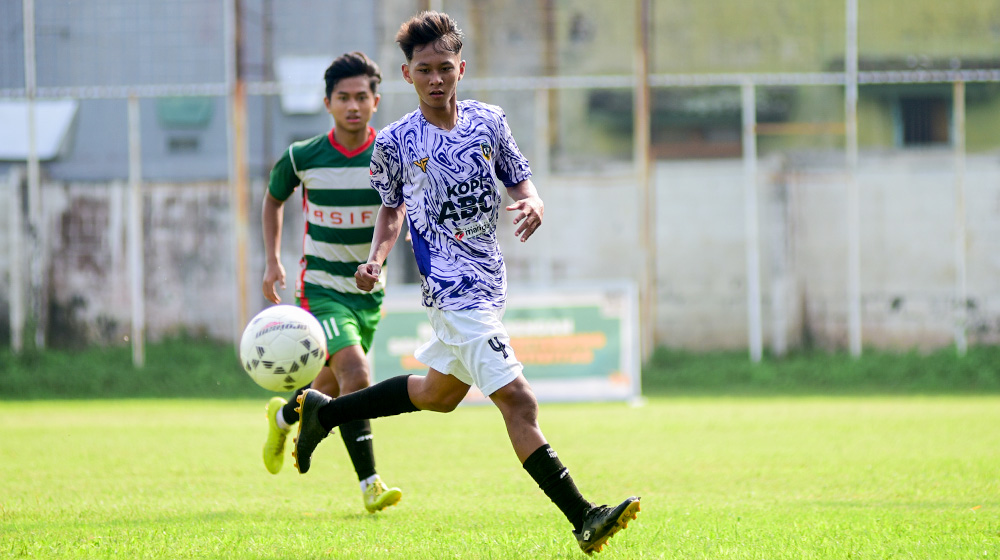 Rochmad Santoso mencoba formasi 3-5-2 flat untuk memperkuat Malang United di Liga 3 2024. Simak strategi, uji coba, dan persiapan tim menuju kompetisi.